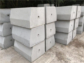 廣州邦堅正在生產的水泥圍蔽墩
