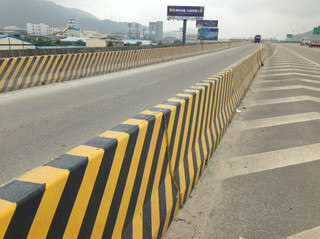 高速公路鋪設的混凝土隔離墩
